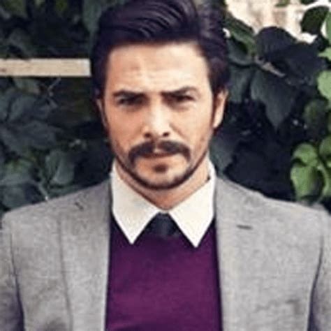 İlk dizileri fikrimin i̇nce gülü ve trt'de yayınlanan evimim erkeği'dir. Düğün Dernek