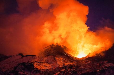 Gunung berapi atau gunung api secara umum adalah istilah yang dapat didefinisikan sebagai suatu sistem saluran fluida panas (batuan dalam wujud cair atau contoh danau toba di indonesia yang berasal dari letusan gunung berapi kuno. Perubahan Iklim Dapat Memicu Erupsi Gunung Berapi di ...