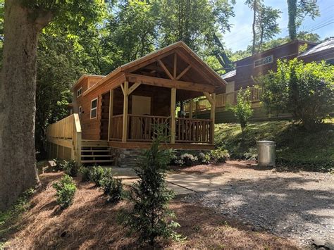 Our model homes that also function as vacation rentals, boast of two different floor plans and are situated in a beautiful wooded area just at the foot of lookout mountain over the tn river in chattanooga. Cabin Rental Chattanooga - cabin