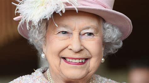 The Real Reason Queen Elizabeth Doesnt Use A Cell Phone