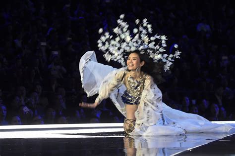 China Lifts Up Model Who Fell On Victorias Secret Catwalk