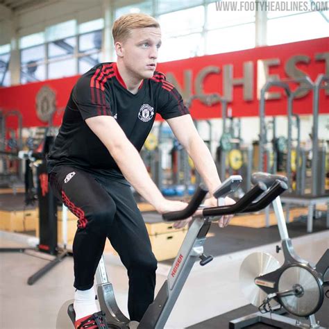 Sky sport zeigt es euch. Verrücktes Manchester United 21-22 Pre-Match Trikot ...