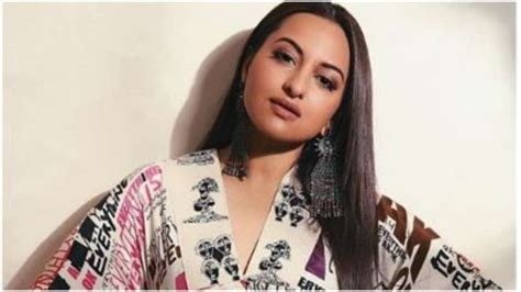 Up Police Visit Sonakshi Sinha House In Mumbai For Cheating Case Inquiry मुंबई में सोनाक्षी