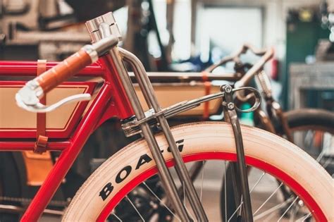 Its most notable features are an led headlamp, inverted front forks, beefy spoked tires and a prominent. Kosynier Vintage eBikes Look like 100-Year-Old Motorcycles ...