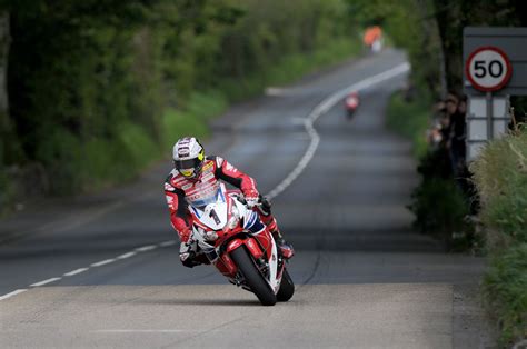 Isle Of Man Tt 2015 John Mcguinness Smashes Outright Lap Record To Win
