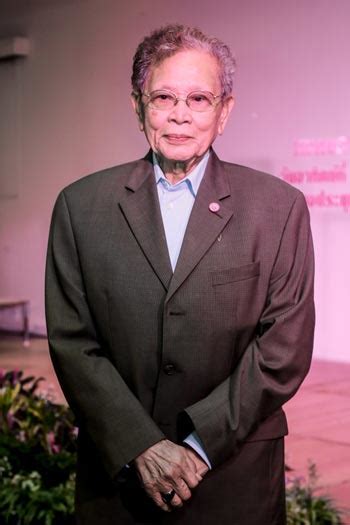 เดิมชื่อ สง่า อินทรวิจิตร เกิดเมื่อวันที่ 6 กรกฎาคม พ.ศ. คอนเสิร์ต 93 ปี ชาลี อินทรวิจิตร เพลงหนังคู่แผ่นดิน