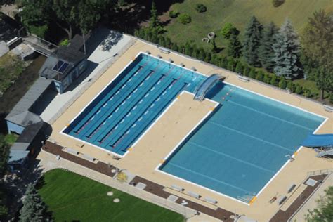 Trotzdem ist es sinnvoll es schon frühzeitig an wasser zu gewöhnen. Schwimmen mit baby ab wann - Hauspool