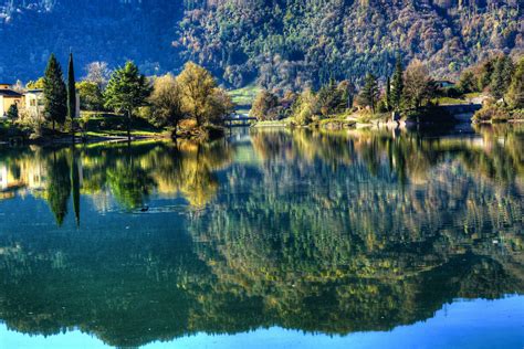 Sfondi Lago Idro Riflessi Alberi Collina Ponte Autunno Papera