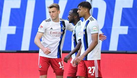 Im heimspiel gegen den nordrivalen holstein kiel kassierten die hanseaten eine bittere 0:3 (0:0) der hsv ließ in der ersten halbzeit viele gute chancen ungenutzt und verlor später komplett seine. HSV - Holstein Kiel Tipp, Wettquoten | 2. Liga 2019/20