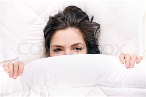 Mädchen Versteckt Ihr Gesicht Im Bett Stock Bild Colourbox
