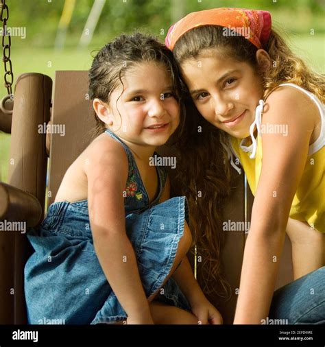 Retrato De Dos Hermanas Sentadas En Un Columpio Fotografía De Stock Alamy
