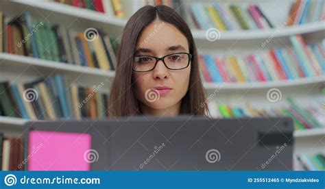 Bella Joven En Gafas Leyendo Libro Y Escribiendo En Computadora