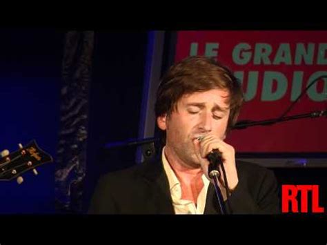 Nuages, minor swing, manoir de mes rêves, tears ou encore djangology, mais aussi des compositions moins connues du lagrène lockwood galliano rosenberg 'autumn leaves'. Silence ! On tourne en boucle l'album de Thomas Dutronc ...