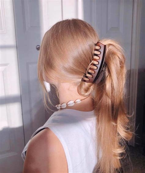 27 Claw Clip Hairstyles For Long Hair Hairstyle Catalog