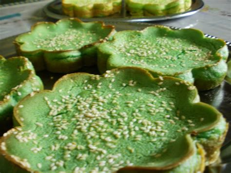 Mungkin segelintir rakyat malaysia tidak mengetahui akan kewujudan salah satu jenis kuih tradisional negeri sembilan yang mudah dan sedap ini. Hanan HOMEBASE Bakery: Kuih Tradisional