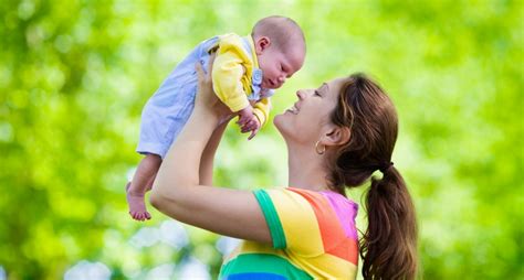The Right Ways To Carry Your Baby To Enhance His Development