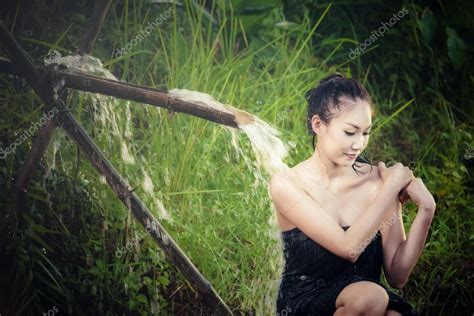 Sexy Aziatische Vrouw Badend In Cascade Op Op Het Platteland — Stockfoto © Jes2uphoto 118660858