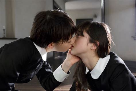 超美少女同士がキス！美しすぎる禁断のカットが公開！｜シネマトゥデイ