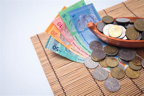 Halaman ini memberikan nilai tukar 1 yen jepang (jpy) ke ringgit malaysia (myr), penjualan dan tingkat konversi. Malaysia ringgit note and coins isolated on white ...