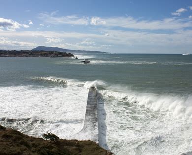 Page officielle de la vague géante belharra qui se forme de temps en temps au large de la corniche à urrugne en terre et côte. BELHARRA (HENDAIA) - Bilbao Turismo
