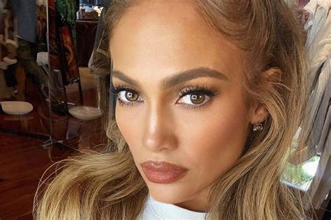 Jennifer Lopez Nos Ense A A Usar El Vestido Lencero Para Lucir Gl Teos Perfectos En Invierno