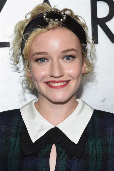 Julia Garner Curly Hairstyles For Holiday Parties Popsugar Beauty