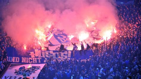 Geschenke soll sein bvb im derby am heutigen samstag (18.30/sky) in gelsenkirchen aber nicht an den. Ultras - Schalke-Ultras der Gruppe „Hugos" zu ...