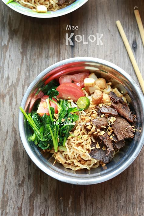 Ayam (kalau ada daging lagi sedap) 2. MEE KOLOK ....Terasa aroma dan keenakan mee yang sedap ...