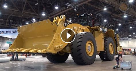 Caterpillars Biggest Wheel Loader The Statistics Behind The Size