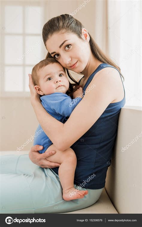 Madre Abrazando A Su Hijo Fotografía De Stock © Natashafedorova