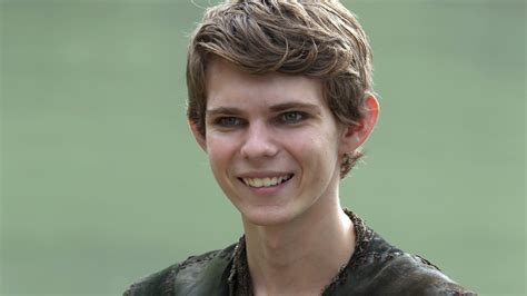 Once Upon A Time Robbie Kay Teases A Changed Pan For Episode 100