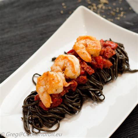 Linguine à l encre de seiche poivrons grillés gambas et pimentón
