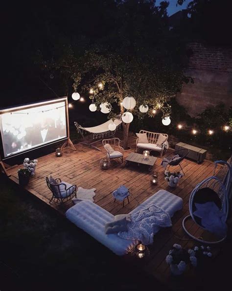 20 cool backyard movie theaters for outdoor entertaining backyard movie theaters outdoor