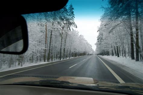 How To Drive Safely In Snow And Ice Insurethebox Safer Driving Tips