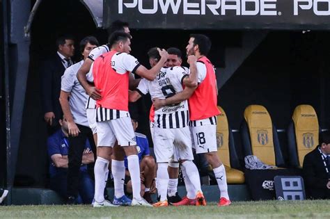 Diario HOY Libertad reacciona y gana con 10 jugadores ante Guaraní