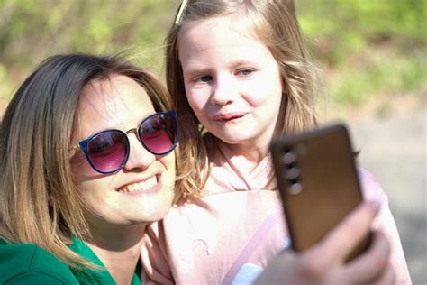 Mamá E Hija Toman Selfie Por Teléfono En Fotos Familiares De Día