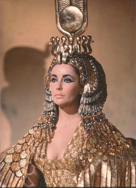 Elizabeth Taylor In Una Scena Di Cleopatra 10945 Movieplayerit