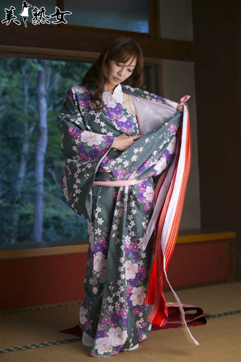 See And Save As Gorgeous Japanese Milf Ryo Hitomi Strips Off Her Kimono