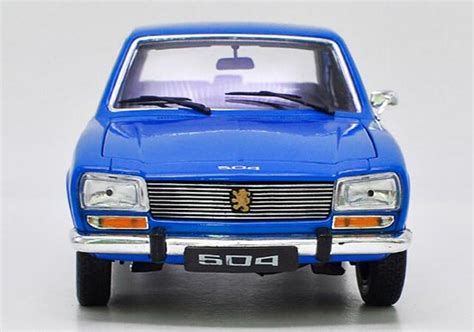 Der 504 zeichnete sich durch eine robuste karosseriestruktur, einen langen federweg und eine antriebswelle für das drehmomentrohr aus, die in einem starren rohr eingeschlossen ist. Diecast 1975 Peugeot 504 Model 1:18 Red / Blue / White By ...