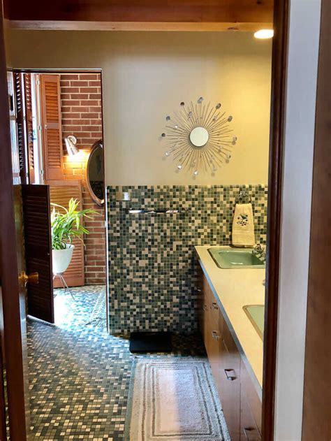 In large areas, in specially planned accent areas or when used to add the smallest detail. Mosaic bathroom tiles - 3 unique designs in Kim's 1962 house