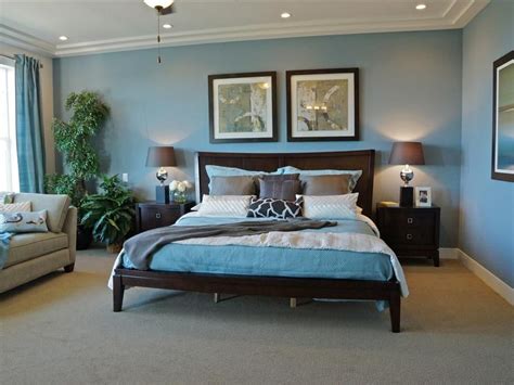 Soothing And Stately This Traditional Bedroom Pairs Dark Wood