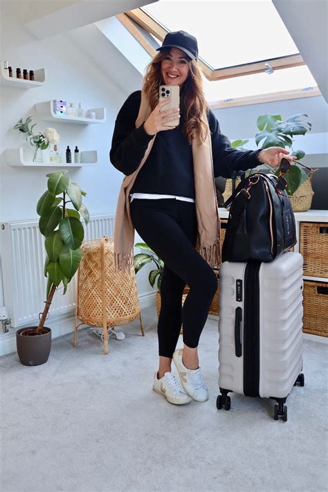 7 Stylish Airplane Outfits Inspo For Comfy Womens Travel Outfits