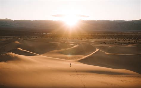 Download Wallpaper 3840x2400 Silhouette Desert Dunes Sand Rays 4k