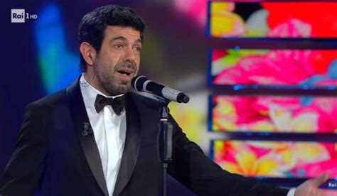 Ma che l'incarnazione, plastica e inarrestabile di un. Pierfrancesco Favino è Bettino Craxi in Hammamet: come ha ...