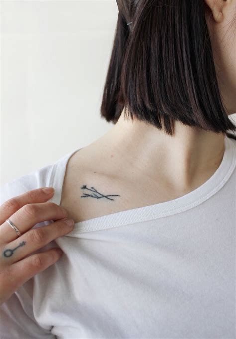 20 Ideas De Pequeños Tatuajes En Las Clavículas Para Mujeres