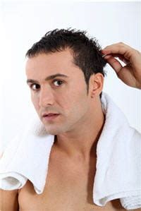 Un léger « u » dans le dos pour éviter l'effet trop droit sera parfait. Coiffure Homme Quand On Perd Ses Cheveux | Blog Okeh