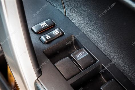 자동차 창 제어 및 조정 단추입니다 초점 잠금 및 잠금 해제 버튼 스톡 사진 powerbee photo