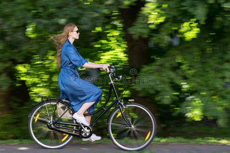 Bicyclette De Femme Et De Vintage Et Mur De Briques Blanc Pelouse