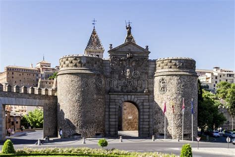 Edificio Histórico De La Puerta De Bisagra Nueva En Toledo España