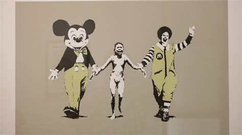 He keeps his identity a secret. Banksys Kunst: Die Wandmalereien des Kunst-Phantoms - B.Z ...